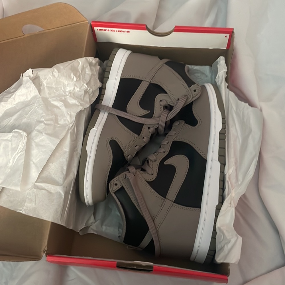 Women’s Nike Dunk High Fossil size 6 - Picture 4 of 10